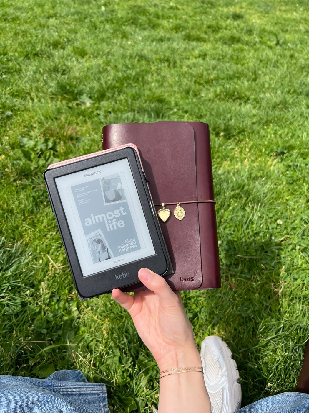 Een journal die al jaren meegaat, in het gras van het park